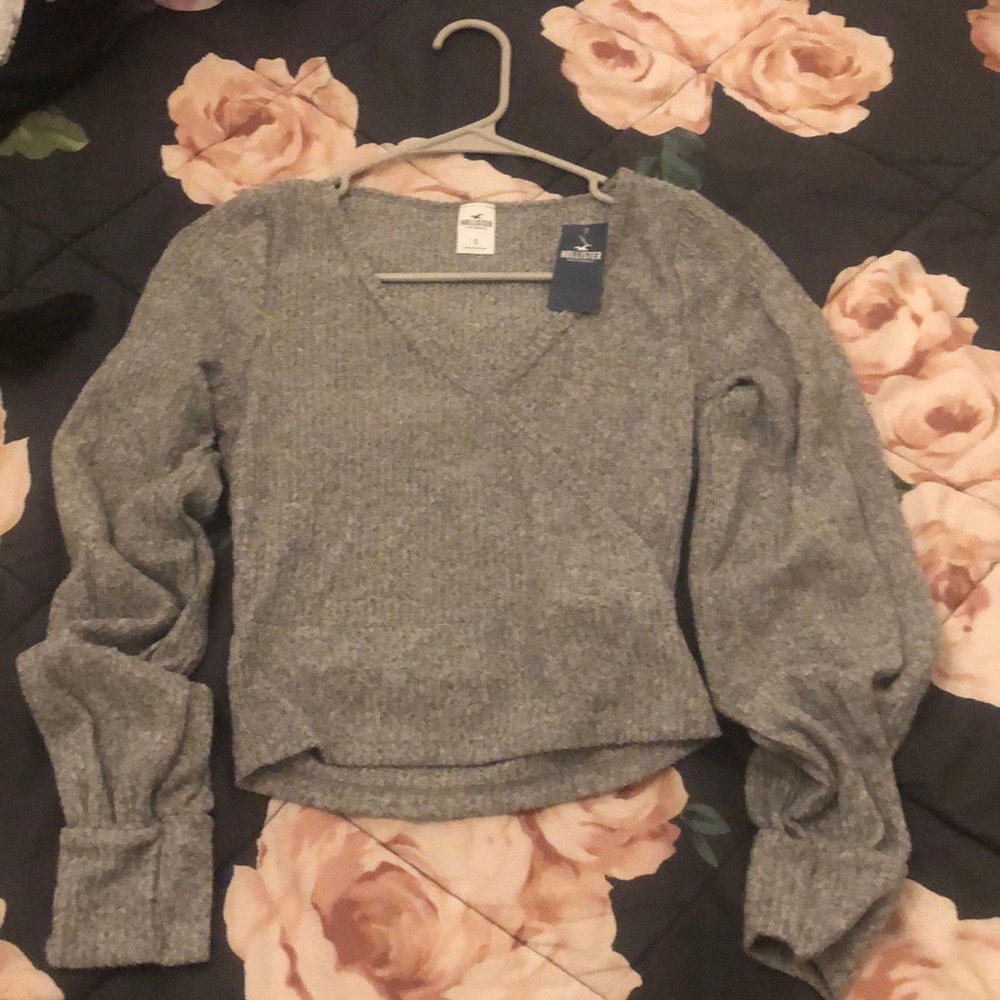 Small Hollister cropped V-neck long sleeve (sweater like) very soft
